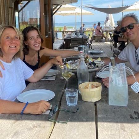 Marly en ouders op terras