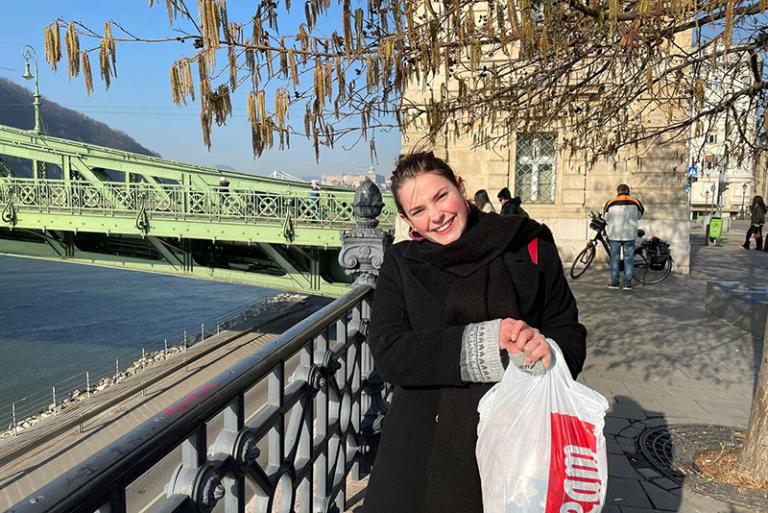 Lana in Hongarije bij een brug