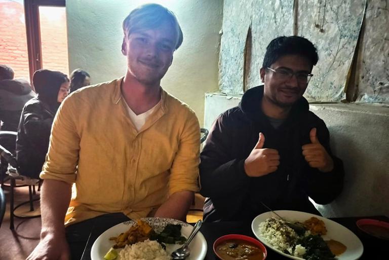Luc met een collega in Nepal
