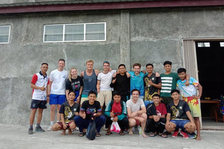 Luc met studiegenoten in Indonesië