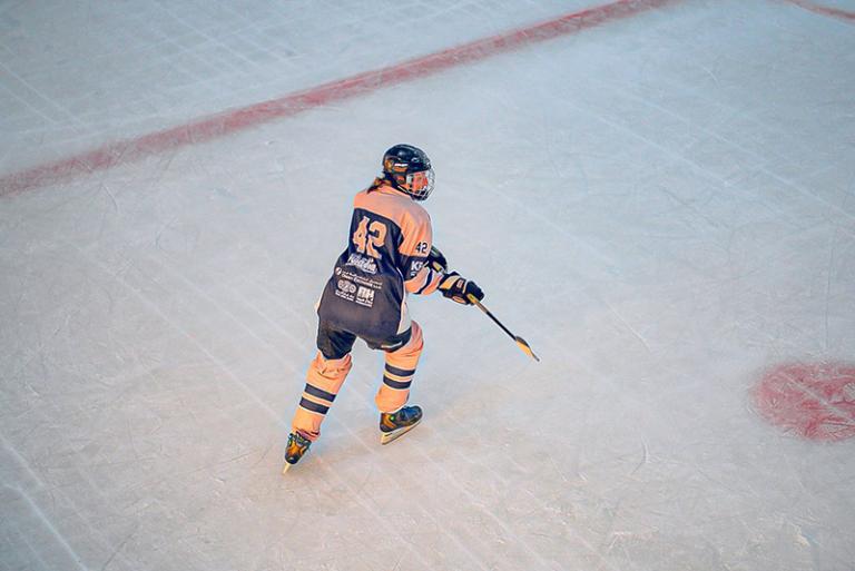 Foto van Lilly die ijshockey speelt